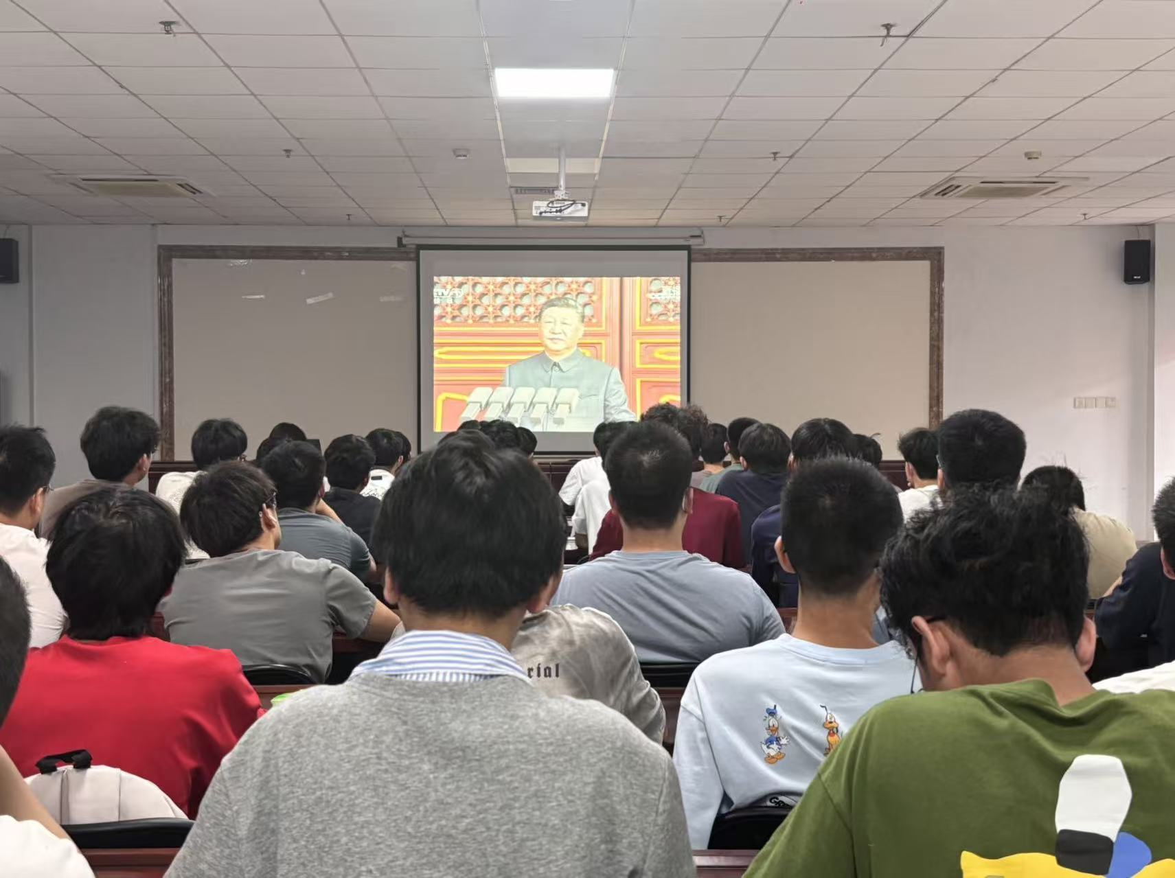 网络赌博
学生集中收看大会